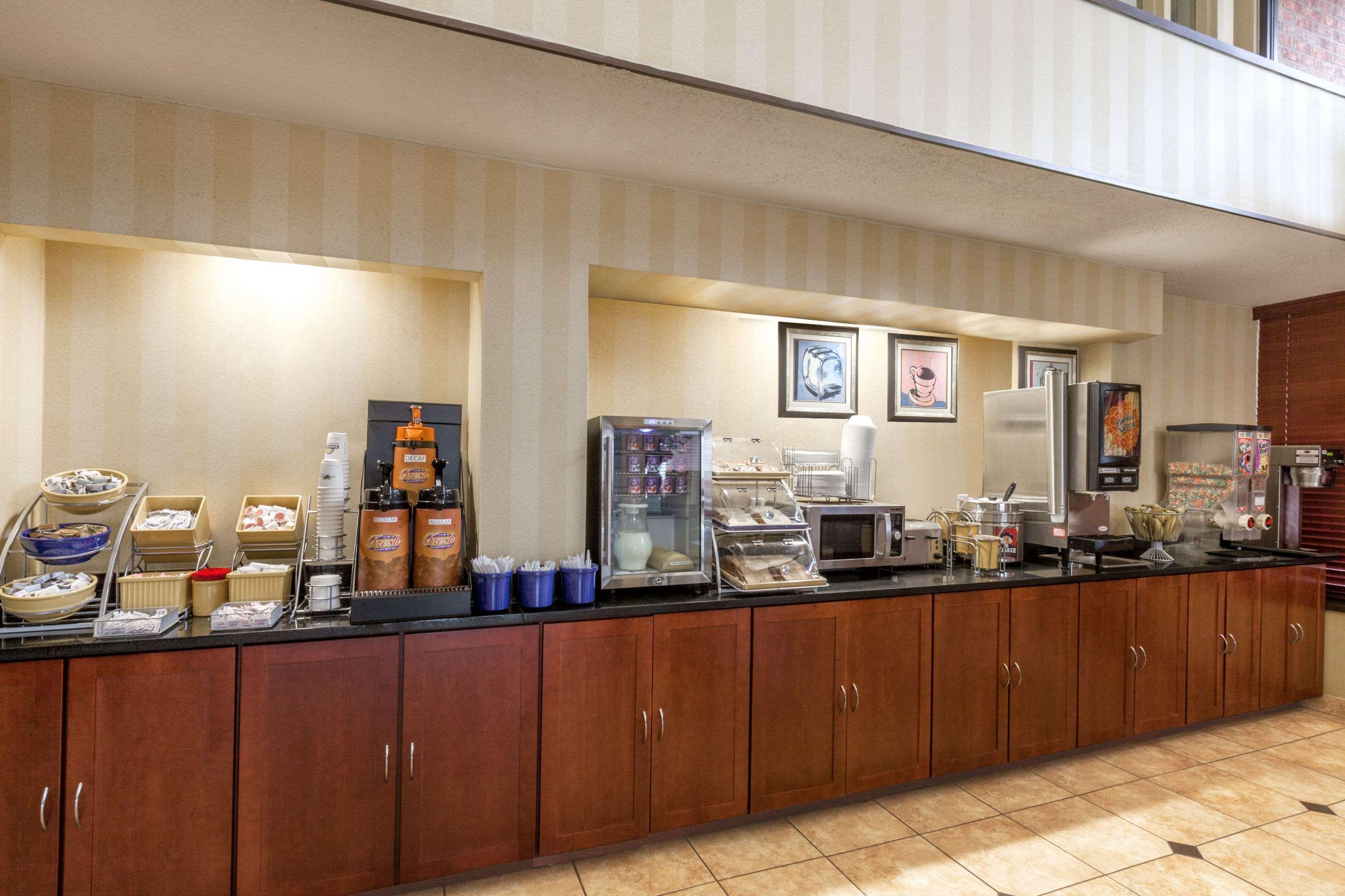 Days Inn By Wyndham Utica Exteriér fotografie